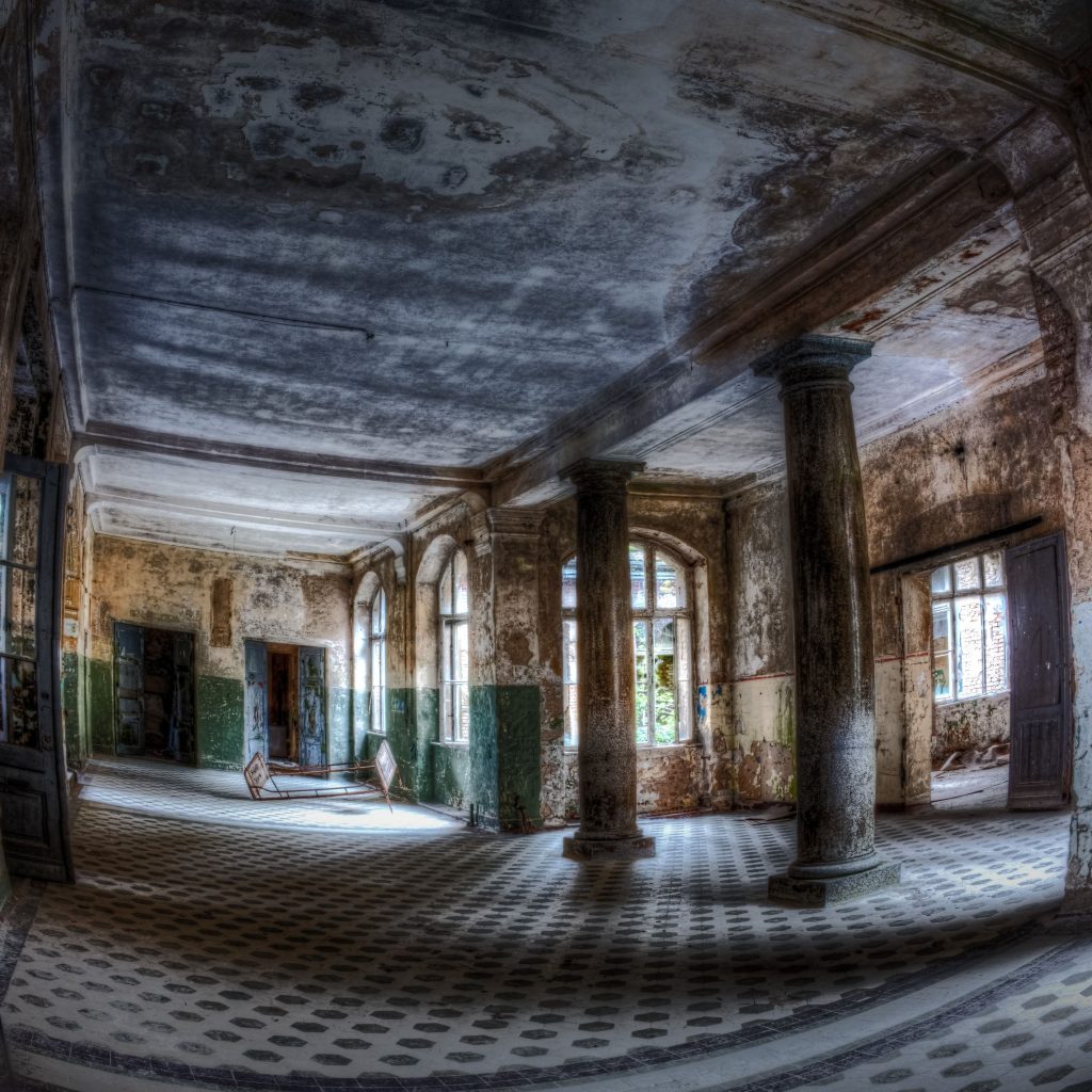 Light-flooded entry hall of Beelitz central baths