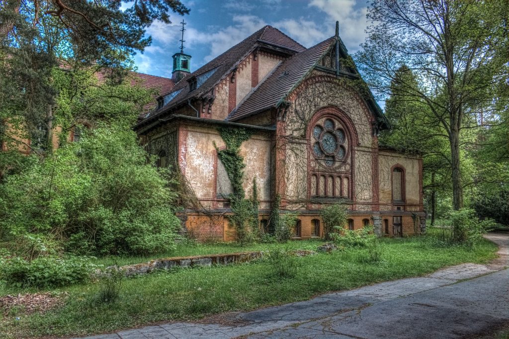 Outside of the Whitney-Houston-House of the Beelitz clinic complex