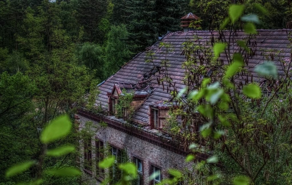 View onto the partially collapsed roof of the Beelitz surgery building