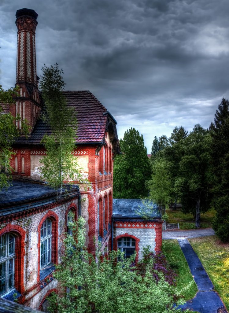 The side central side building of the Whitney-Houston-House, Beelitz